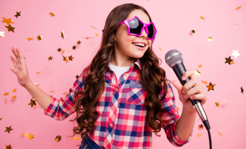 Jak rozwijać talent wokalny naszych pociech